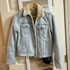 FINAL REDUCTION Light denim Levi's premium sherpa trucker jacket